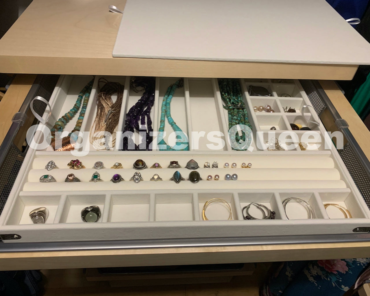 Custom insert tray for organizing fine jewelry